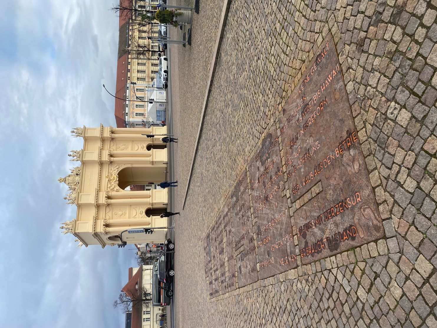 Demokratiedenkmal tl_files/B+B-2013/img/Nachrichten/Demokratiedenkmal3.jpg