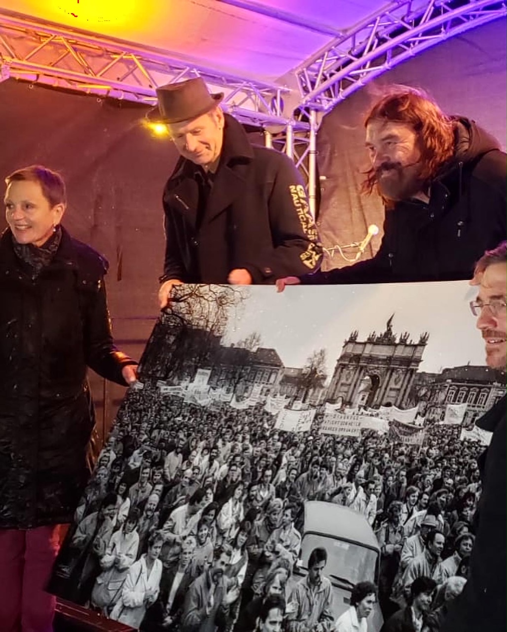 Demokratiedenkmal tl_files/B+B-2013/img/Nachrichten/Demokratiedenkmal5.jpg